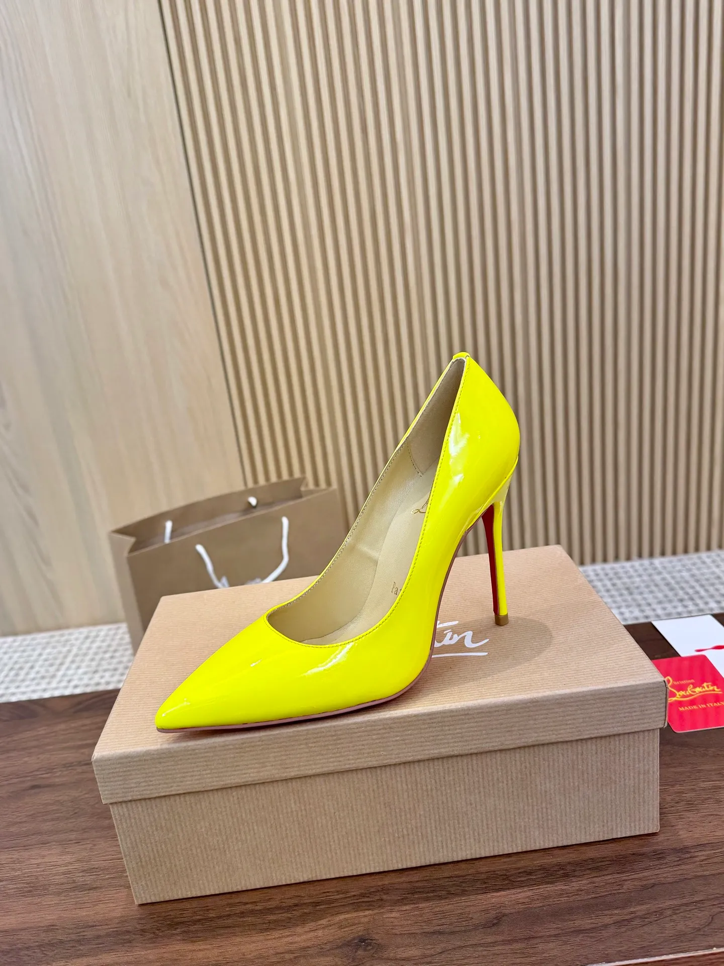 👟👟Ex-factory price 440👟👟 Genuine leather sole +40 Year-round shipment💝Christian Louboutin CL👠 Classic "💎Cow Patent Leather💎 Series" noble and luxurious, real blingbling👟👟 Real materials, all customized by the pattern maker, and the materials are made of original customized materials to achieve the taste of the original 6 color options💍 Upper: Imported 👉cow patent leather💪 Lining: Sheepskin foot pad/lining Size: 34-40.41.42 Heel height: 10.5cm and 8.5cm two options Leather sole Rubber sole